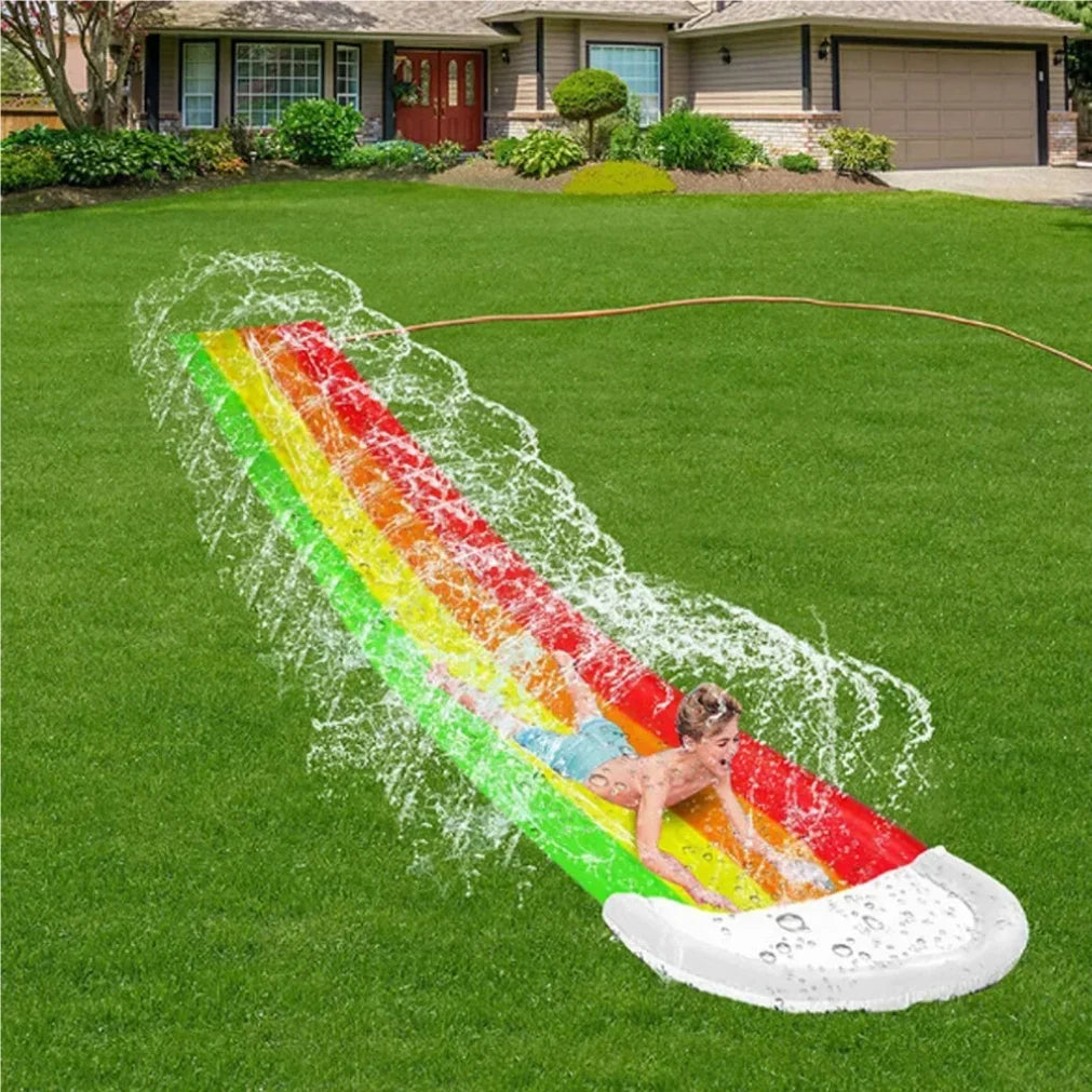 Tapis de glisse aquatique arc-en-ciel sur la pelouse