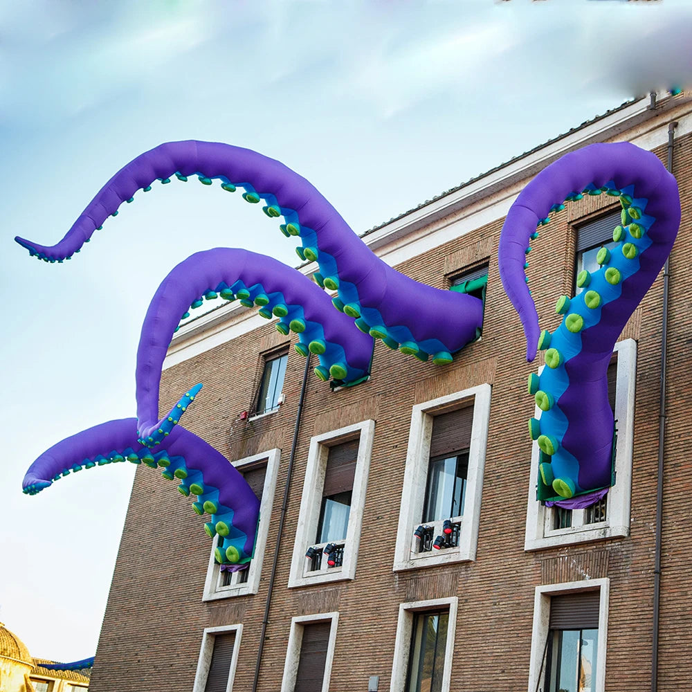 Décoration gonflable tentacule poulpe violet sur toiture