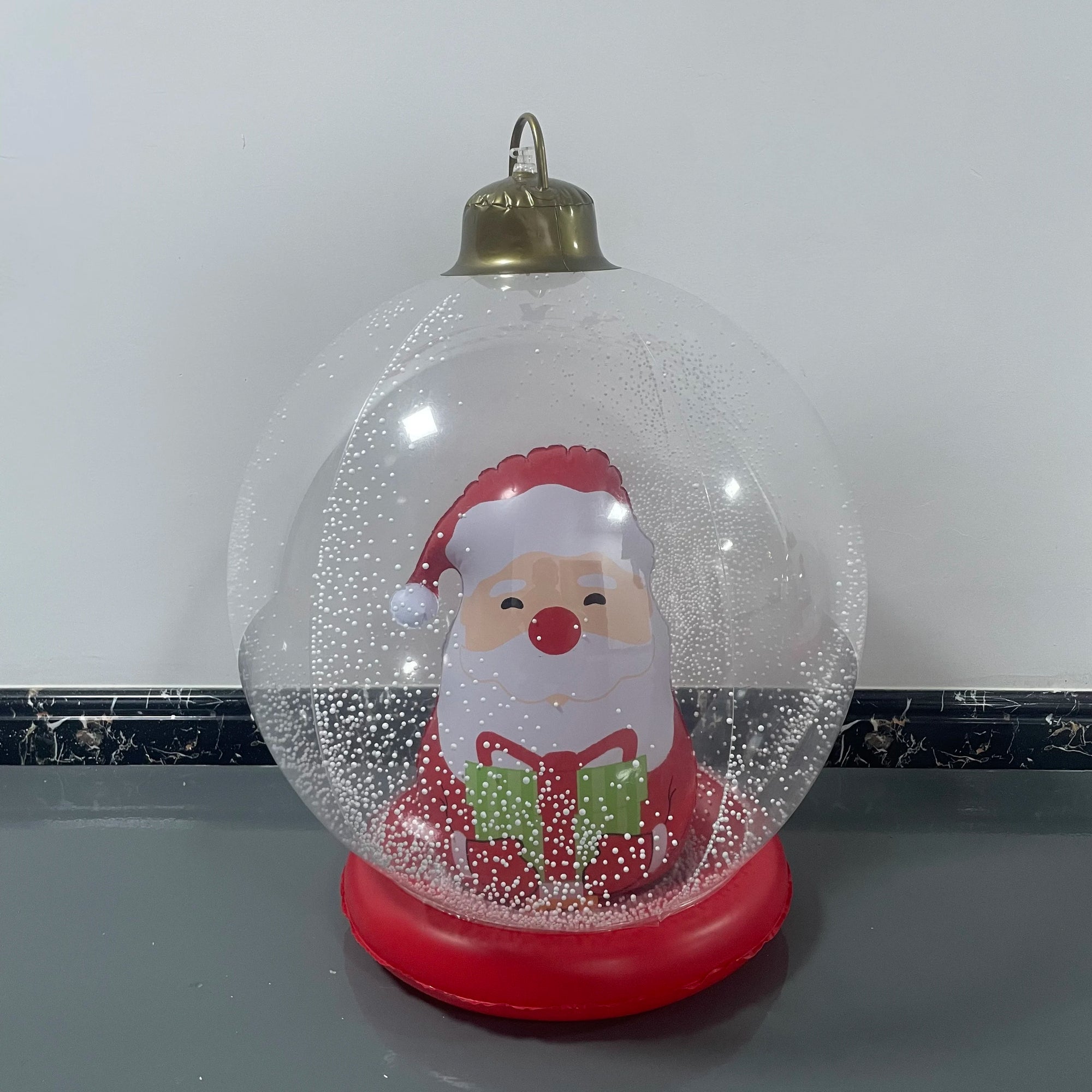 Boule neige gonflable Père Noël base rouge fête