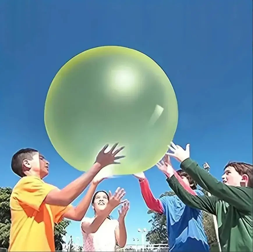 Enfant jouant avec le ballon gonflable géant