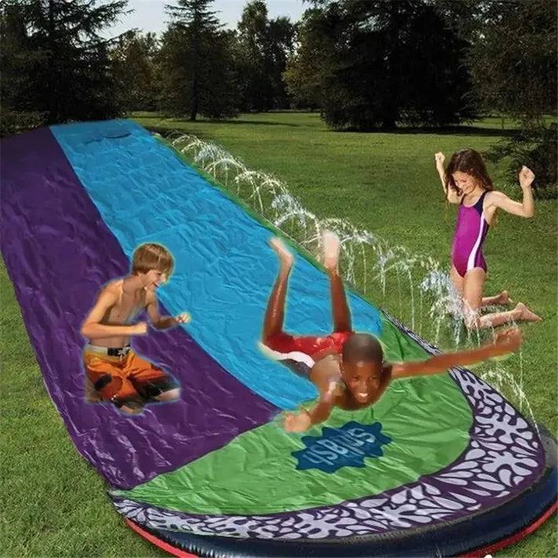 Glissade eau gonflable pelouse arroseur