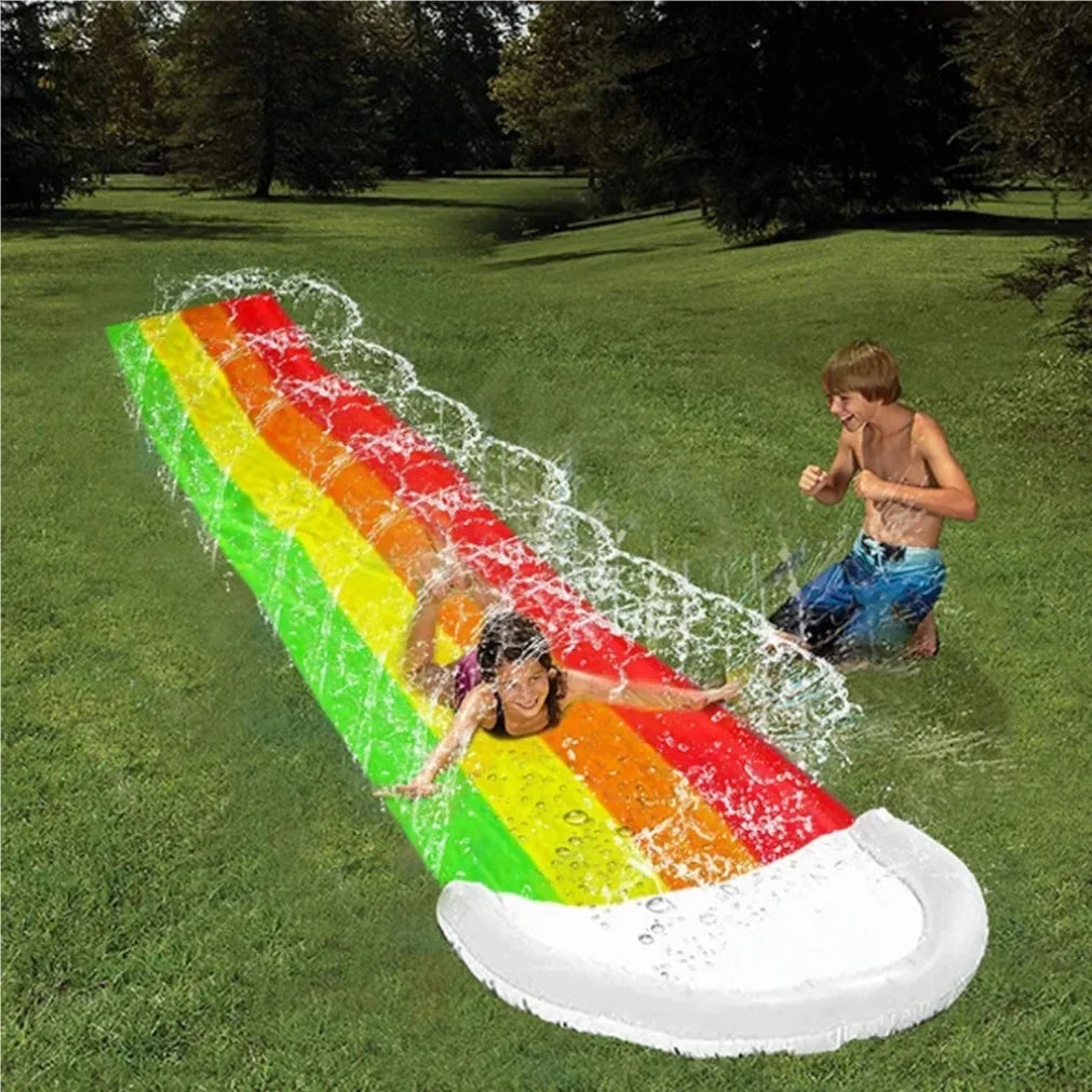 Enfant glissant sur le tapis de glisse aquatique