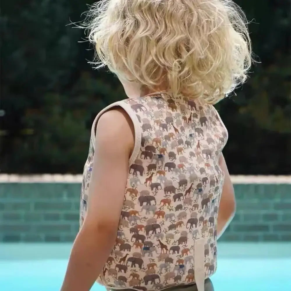 Bébé portant le gilet stable en piscine