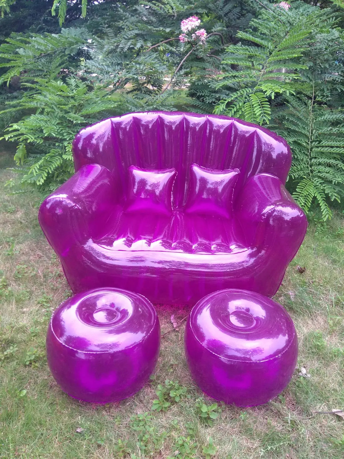 Canapé gonflable double luxe installé dans un jardin