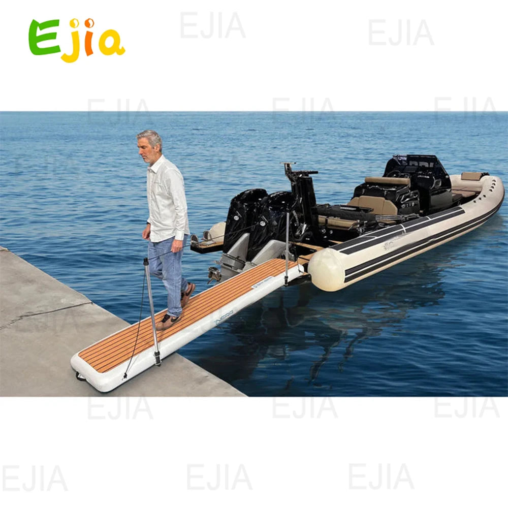 Passerelle gonflable installée sur un yacht