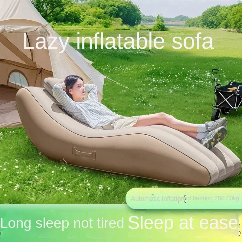 Canapé gonflable posé sur la pelouse pour la détente