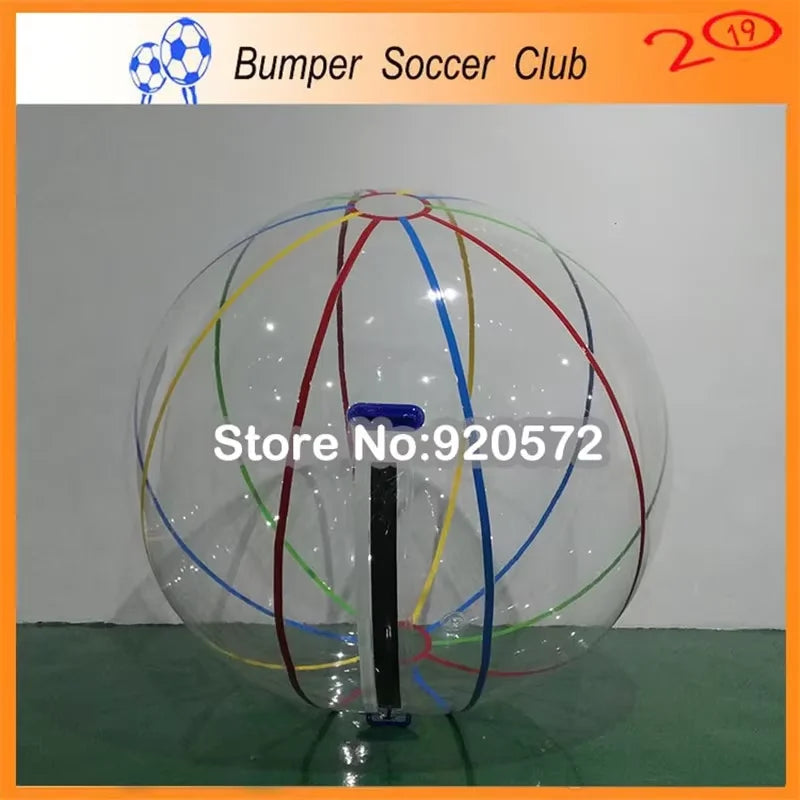 Enfant jouant dans zorb ball gonflable