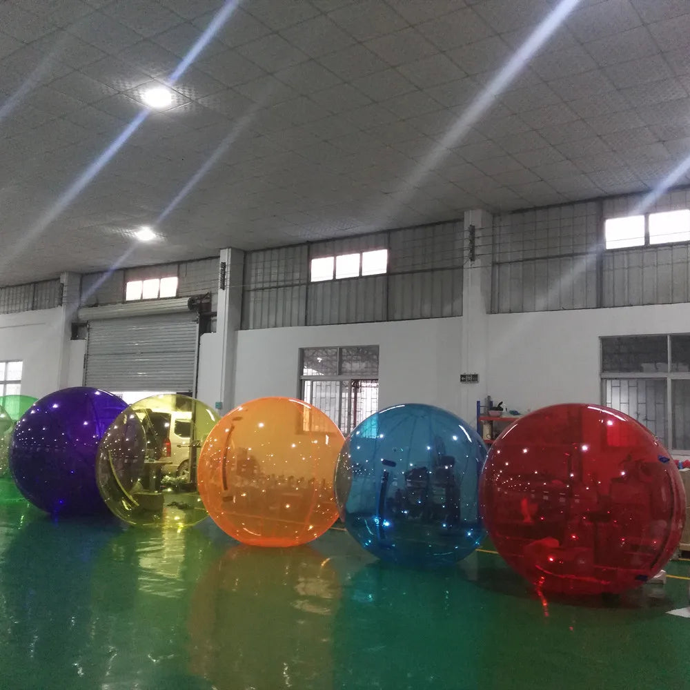 Enfant dans zorb ball gonflable flottant