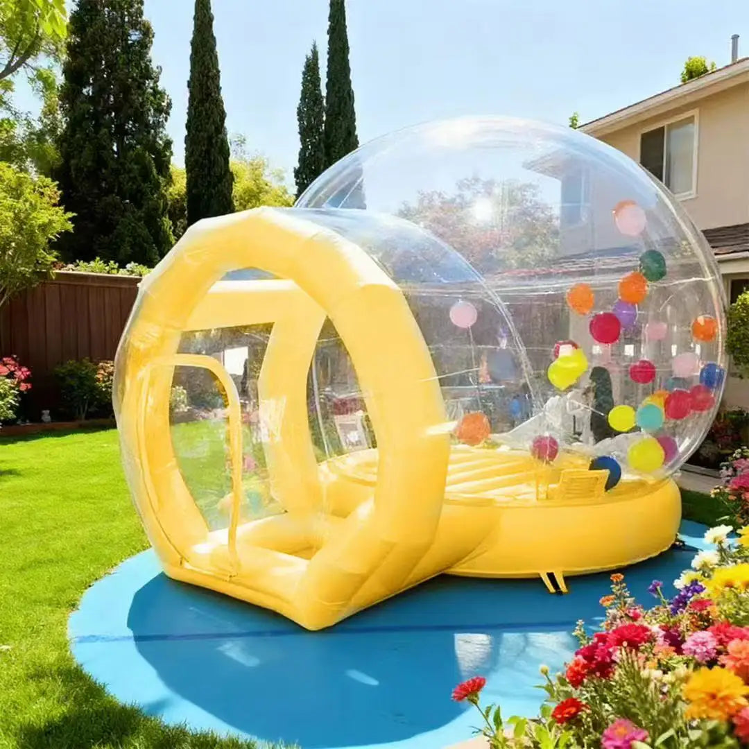 Gonflable avec trampoline installé dans un jardin