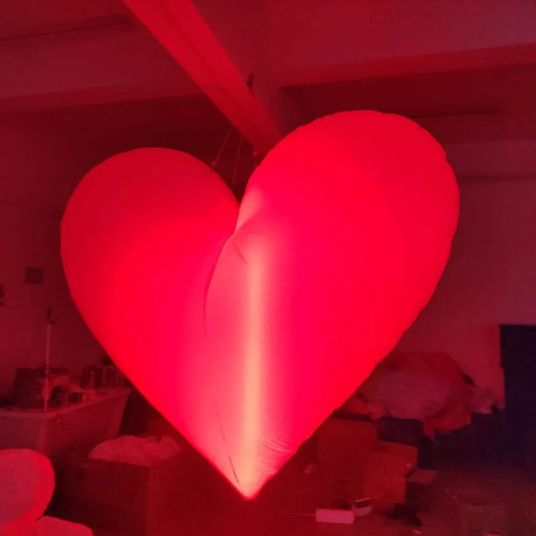 Coeur gonflable géant illuminé dans une discothèque