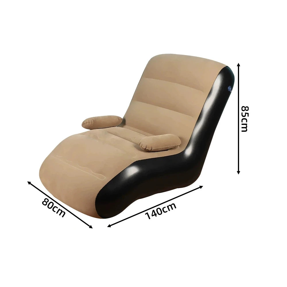 Personne détendue sur le canapé gonflable compact