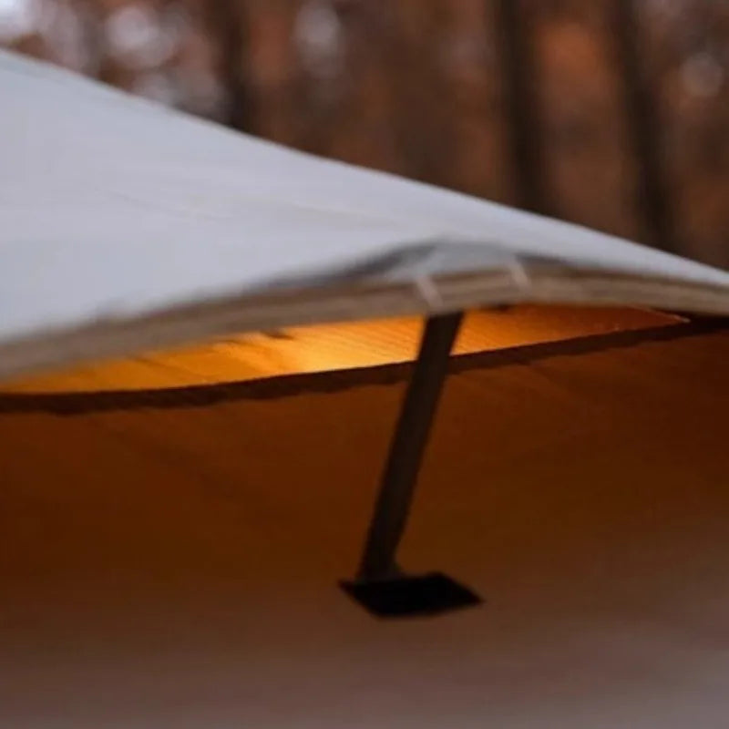 Tente gonflable hexagonale grise installée en camping
