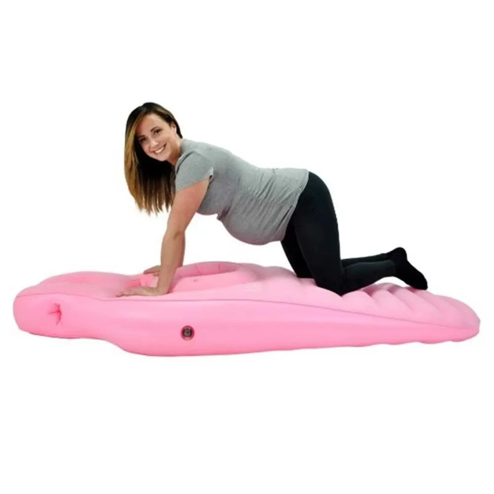 Femme enceinte utilisant le matelas gonflable pour se reposer