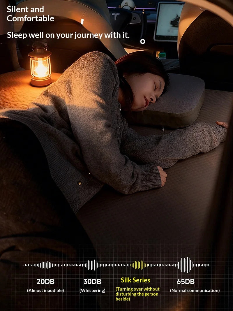 Matelas gonflable de voiture SUV installé sur la banquette arrière