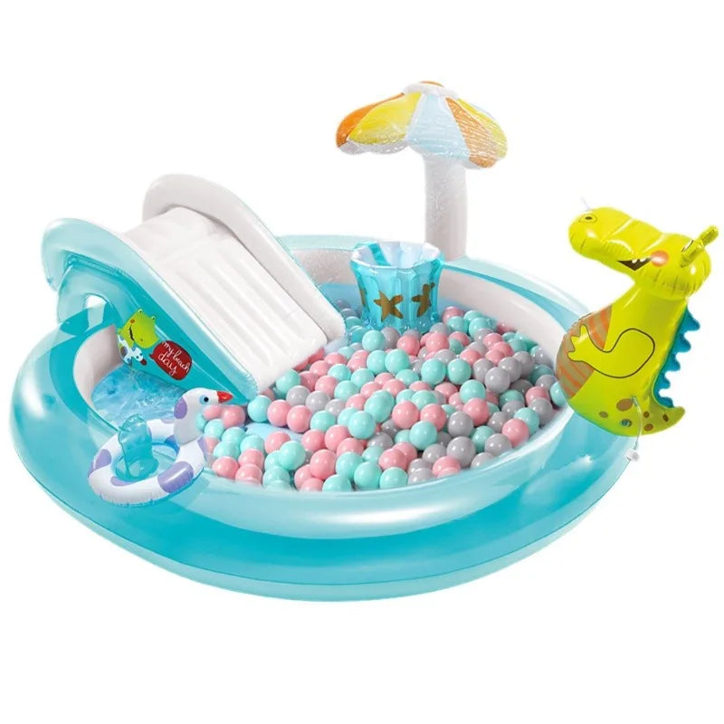 Enfants jouant avec le toboggan aquatique gonflable crocodile