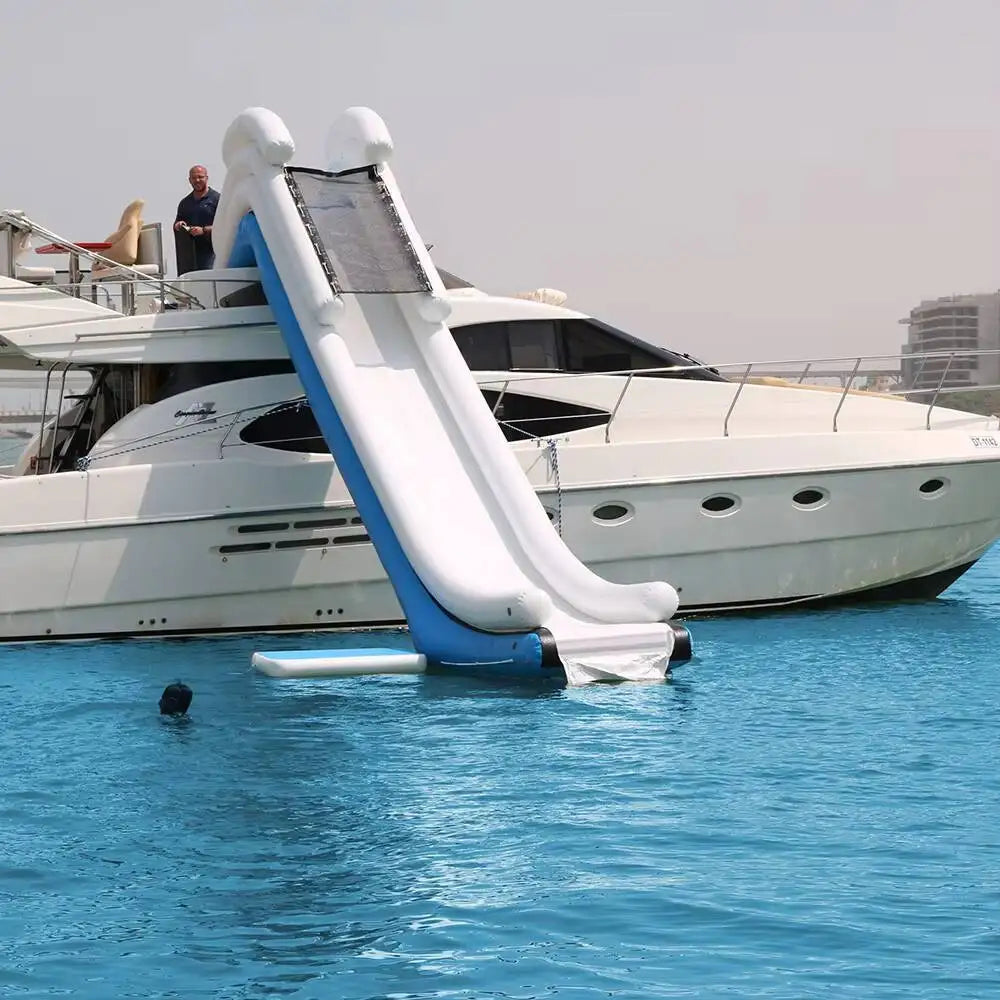Installation de la piscine gonflable sur l'eau