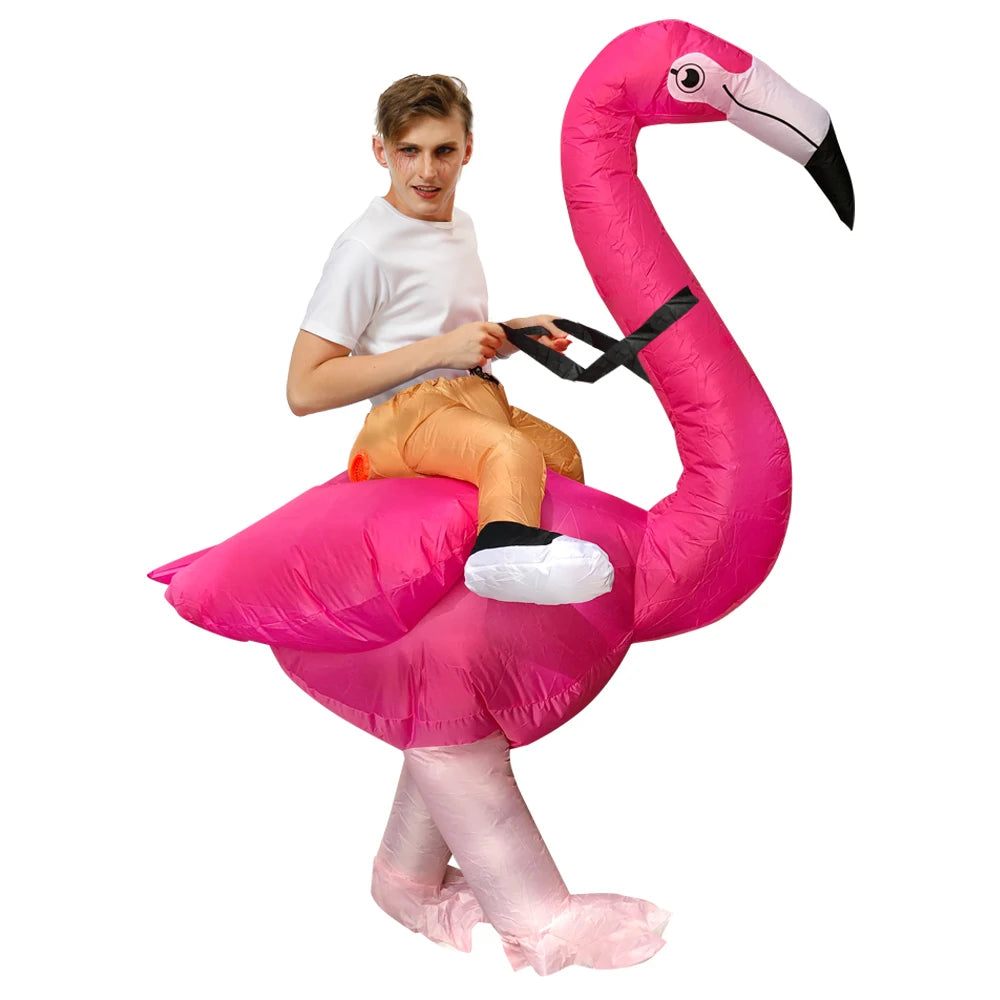 Costume gonflable flamant rose porté lors d'un carnaval