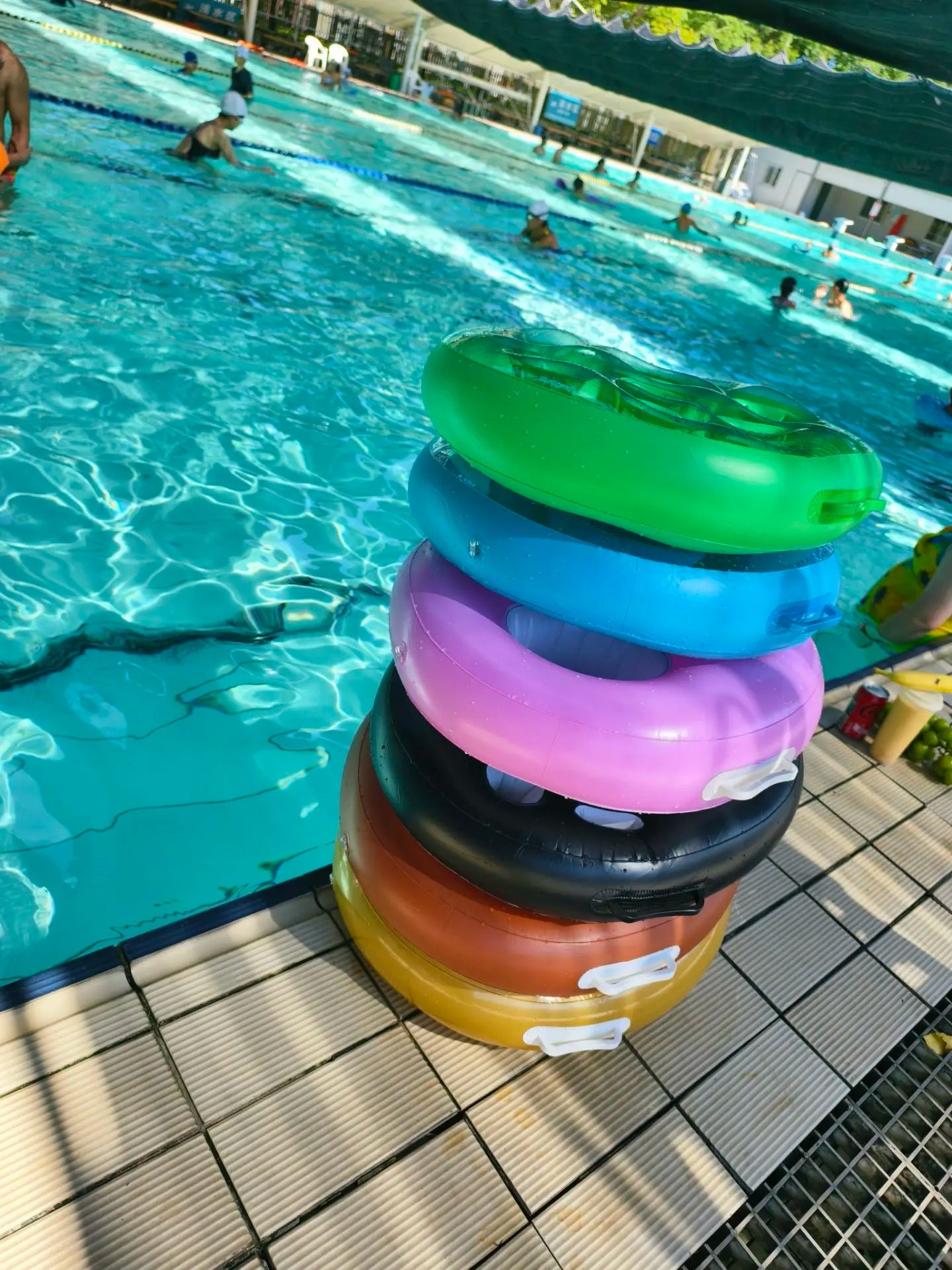 Plateau porte-gobelets gonflable utilisé en famille à la piscine