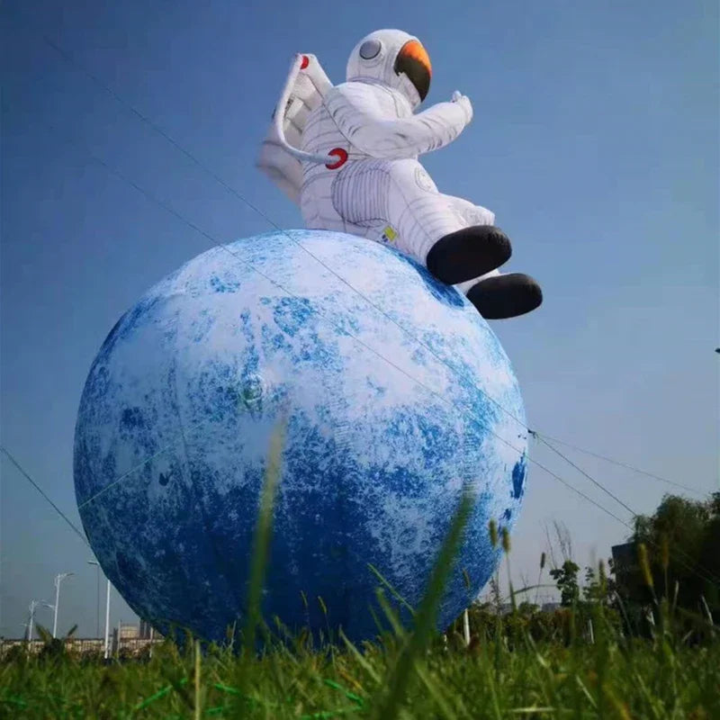 Décoration gonflable lune astronaute illuminée la nuit lors d'un festival