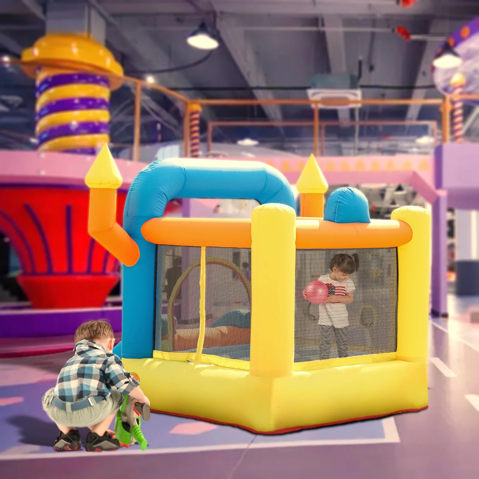 Château gonflable multicolore piscine à balles installé au jardin