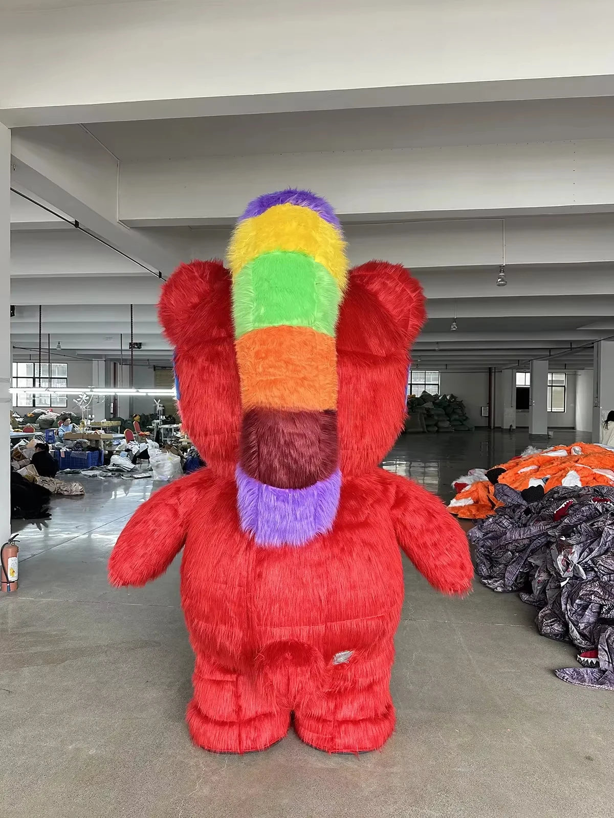Costume gonflable ours rouge à lunettes en situation