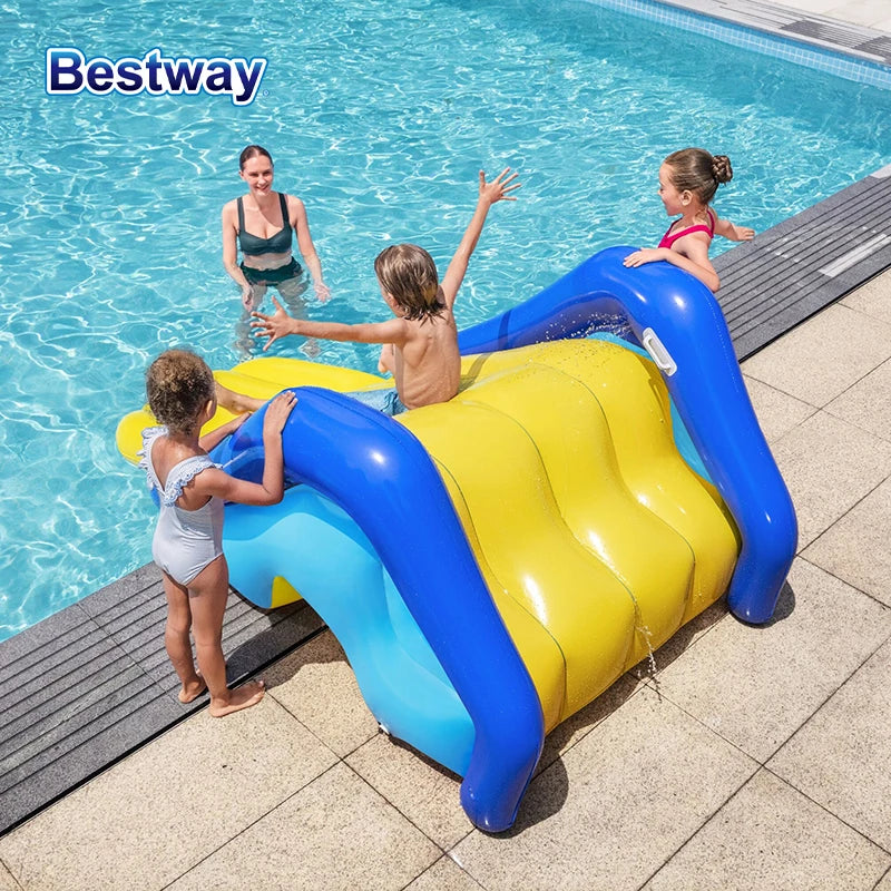 Toboggan aquatique gonflable arroseur piscine