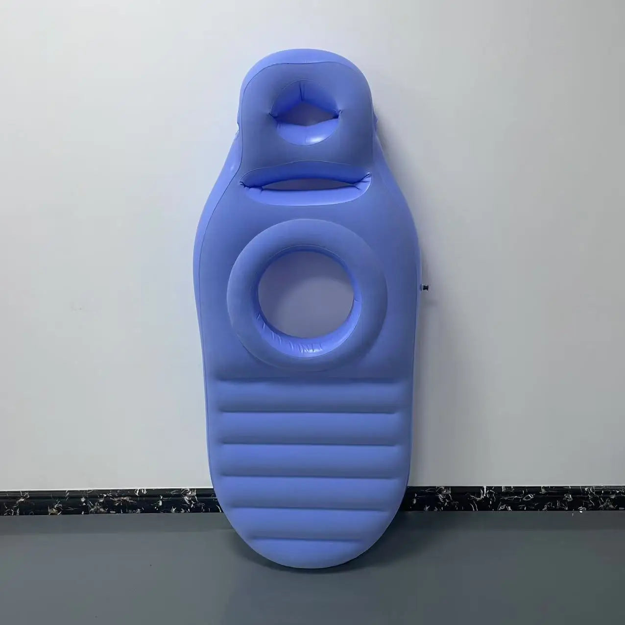 Détail de la valve de gonflage du matelas gonflable maternité