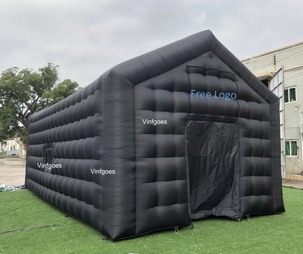 Discothèque gonflable cube noir installée en extérieur pour un événement