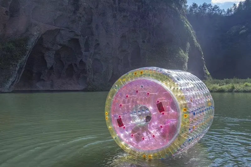 Water roller gonflable aquatique sur l'eau