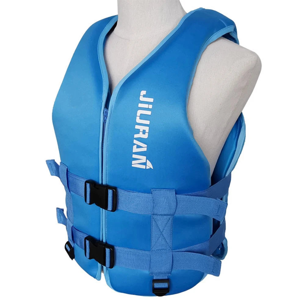 Gilet de pêche bleu ciel porté au bord de l'eau