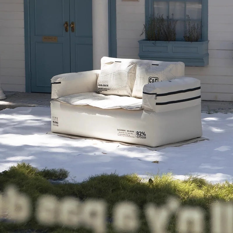 Canapé gonflable double avec pompe à air intégrée installé au jardin