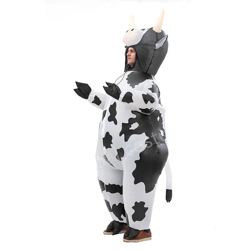 Costume gonflable vache porté en groupe lors d'une fête