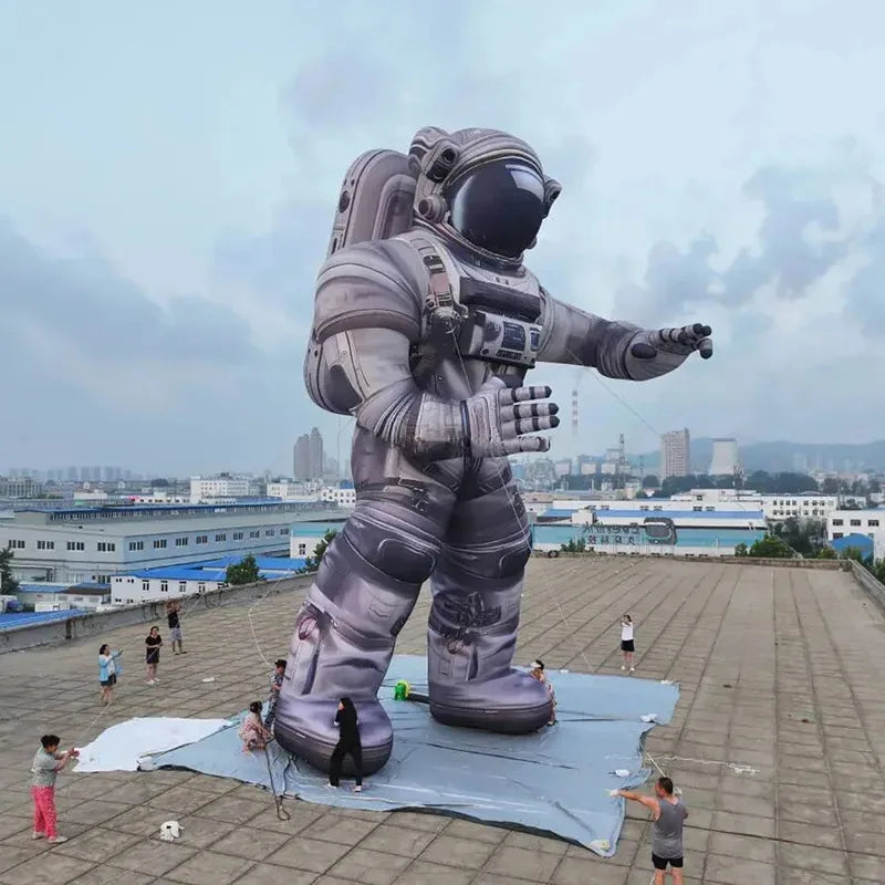 Astronaute gonflable géant installé lors d'un concert