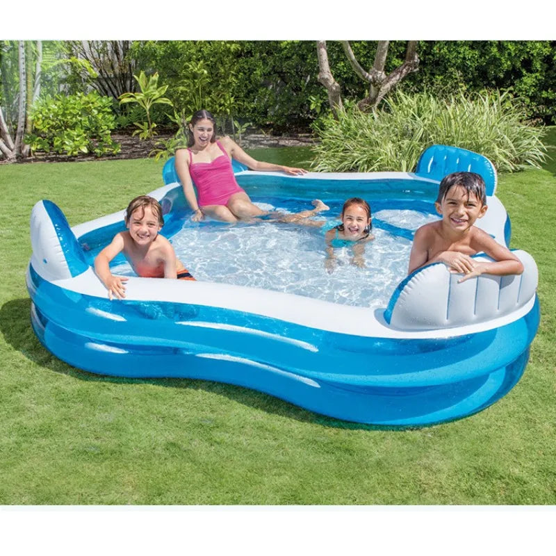 Enfants jouant dans la piscine gonflable familiale