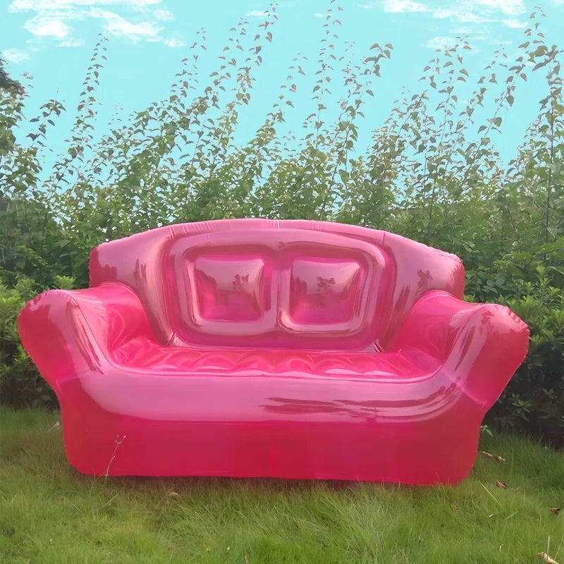 Canapé gonflable transparent installé sur une terrasse