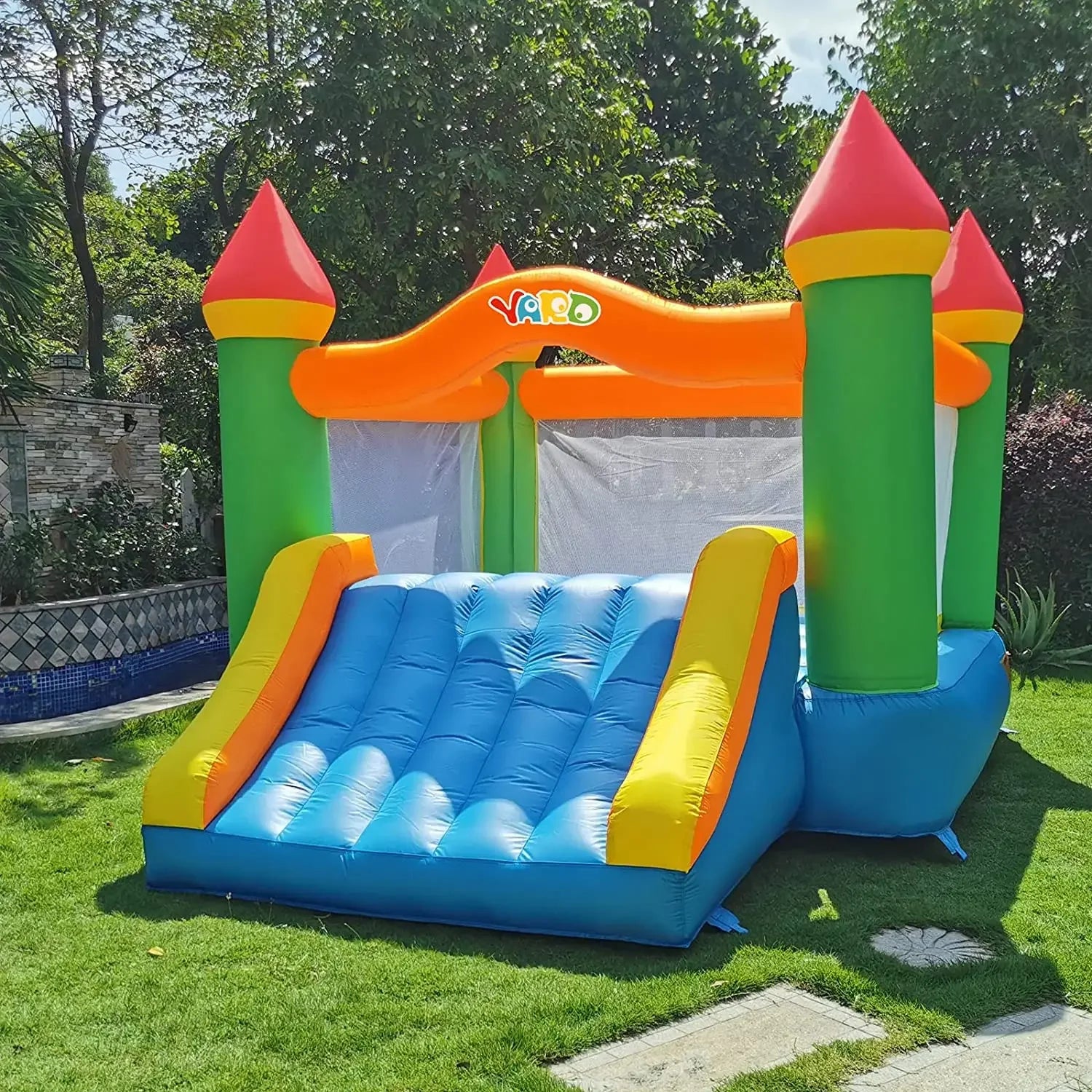 Zone de saut spacieuse du château gonflable pour enfants