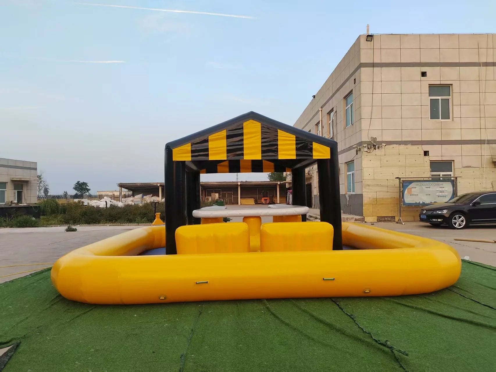 Bar gonflable piscine utilise lors d'un evenement