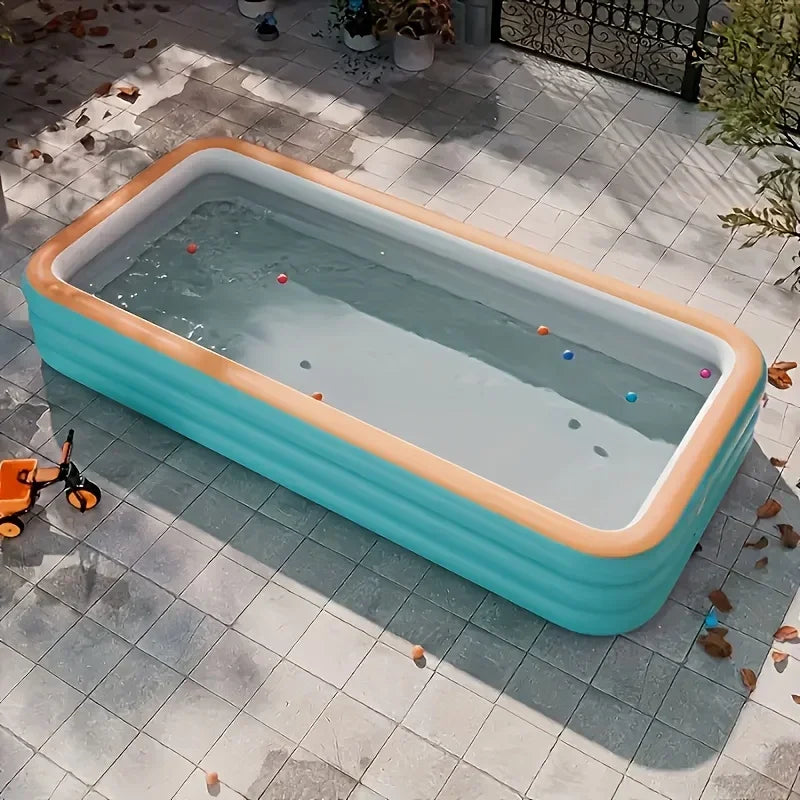 Enfants jouant dans la piscine gonflable portable