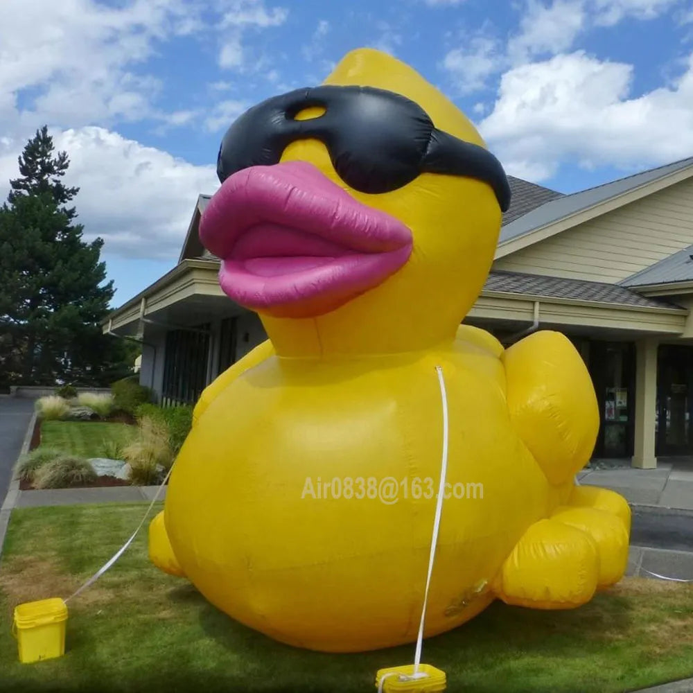 Décoration gonflable canard mascotte installée en extérieur