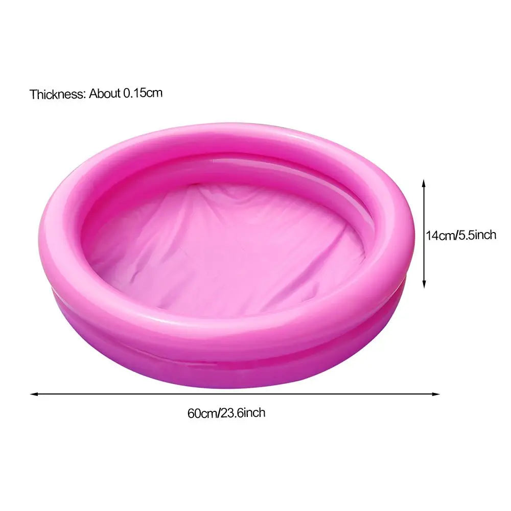 Bébé jouant dans la piscine gonflable ronde au jardin