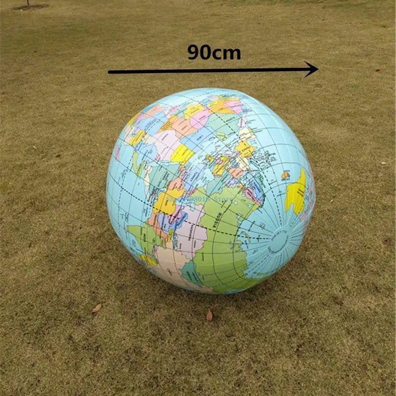 Enfant jouant avec le globe gonflable géant