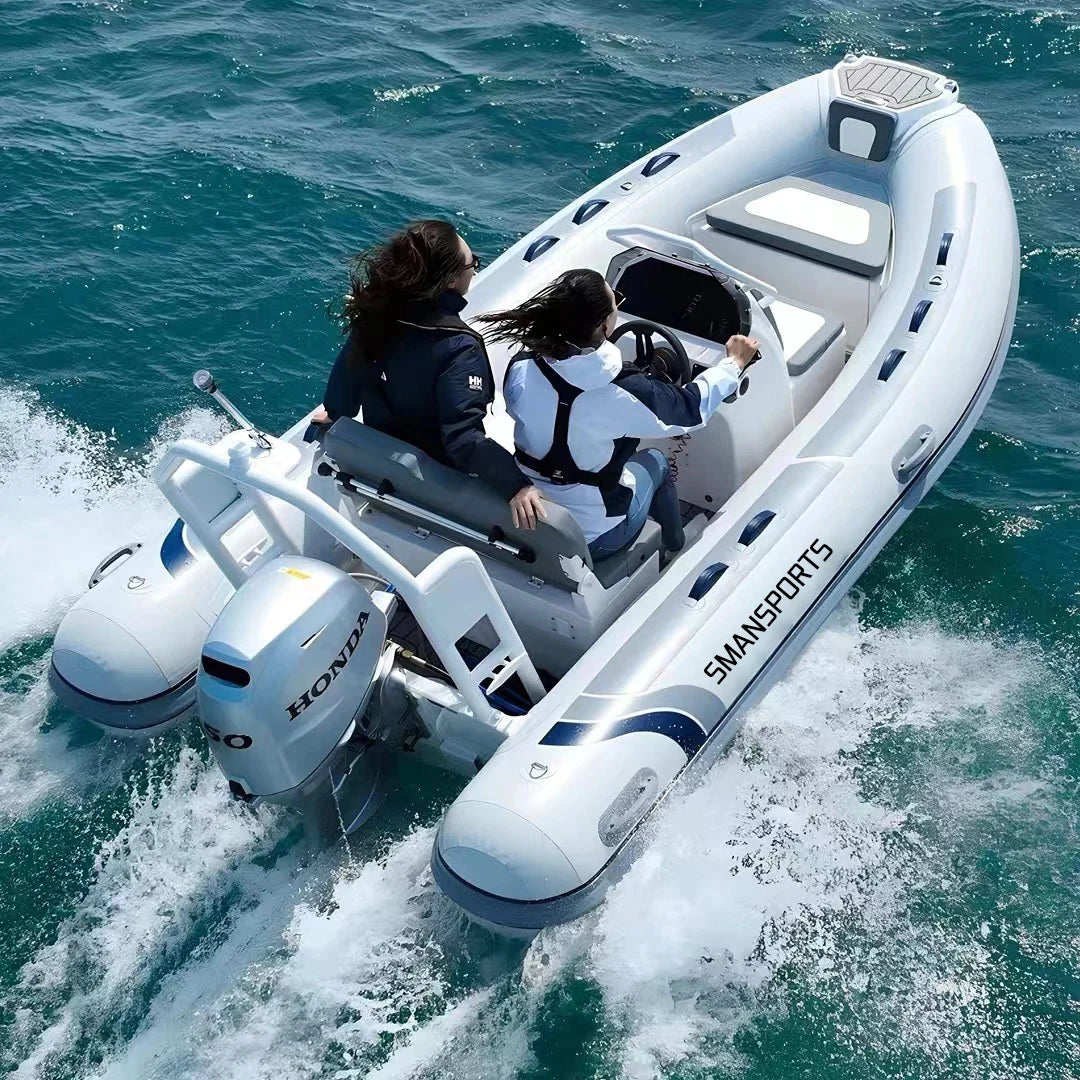Bateau gonflable alu 6 places vue d'ensemble sur l'eau