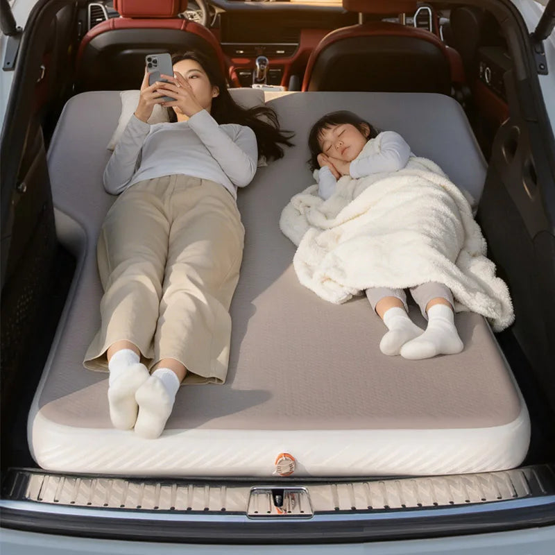 Matelas gonflable de voiture rangé dans son sac de transport