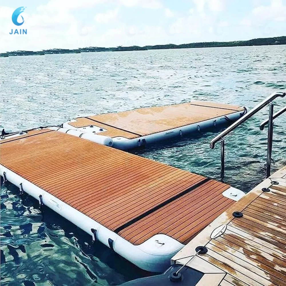 Plateforme flottante gonflable sur la mer