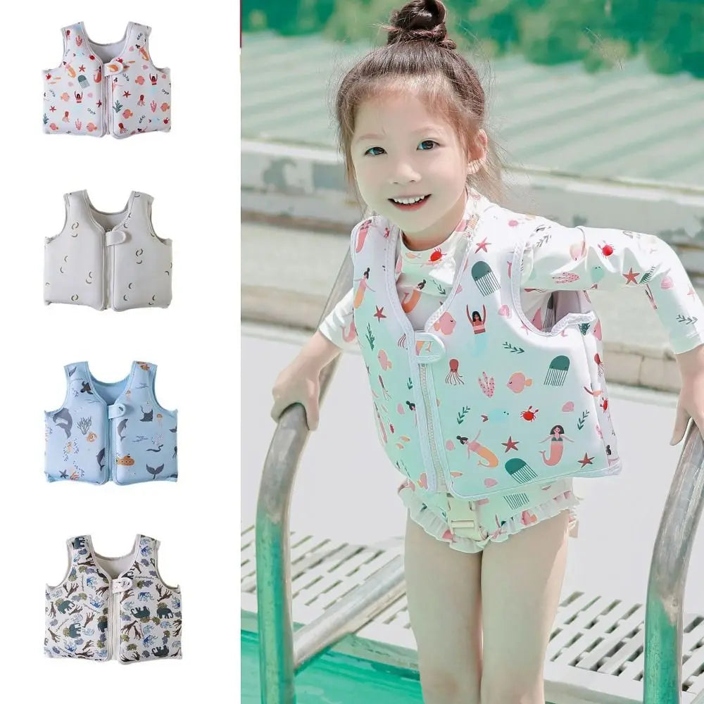 Gilet de flottabilité bébé porté à la piscine