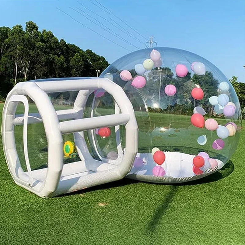 Ballons colorés dans la bulle gonflable transparente pour enfants