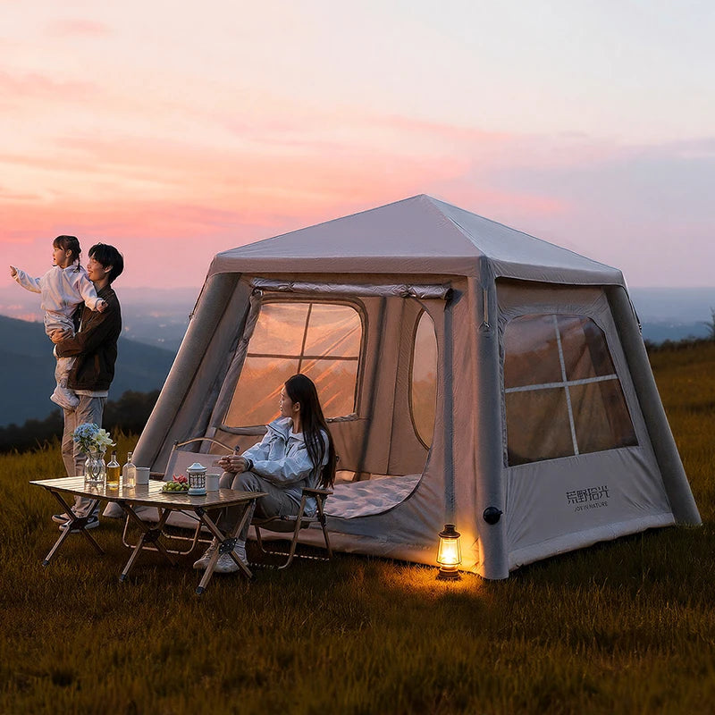 Tente gonflable installée en montagne pour le camping