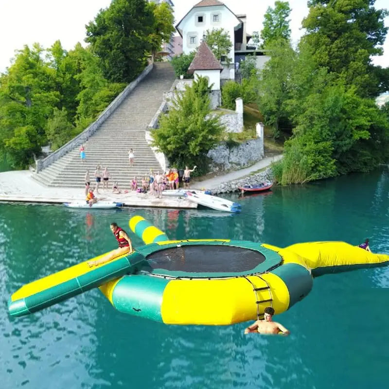 Trampoline gonflable plateforme lac vue d'ensemble