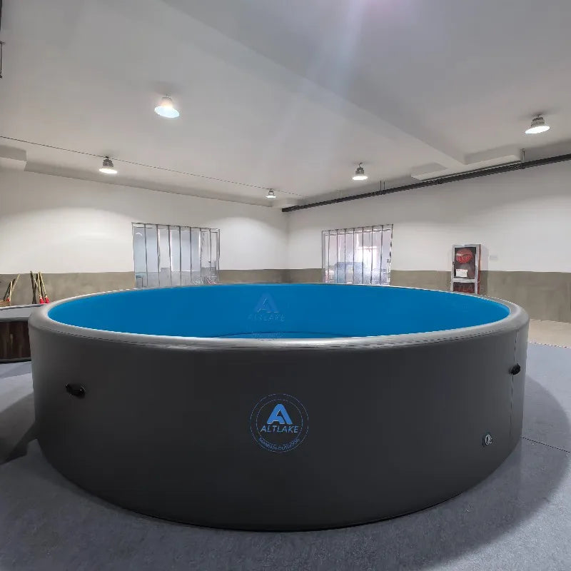 Piscine gonflable hors-sol de 5 m installée dans un jardin