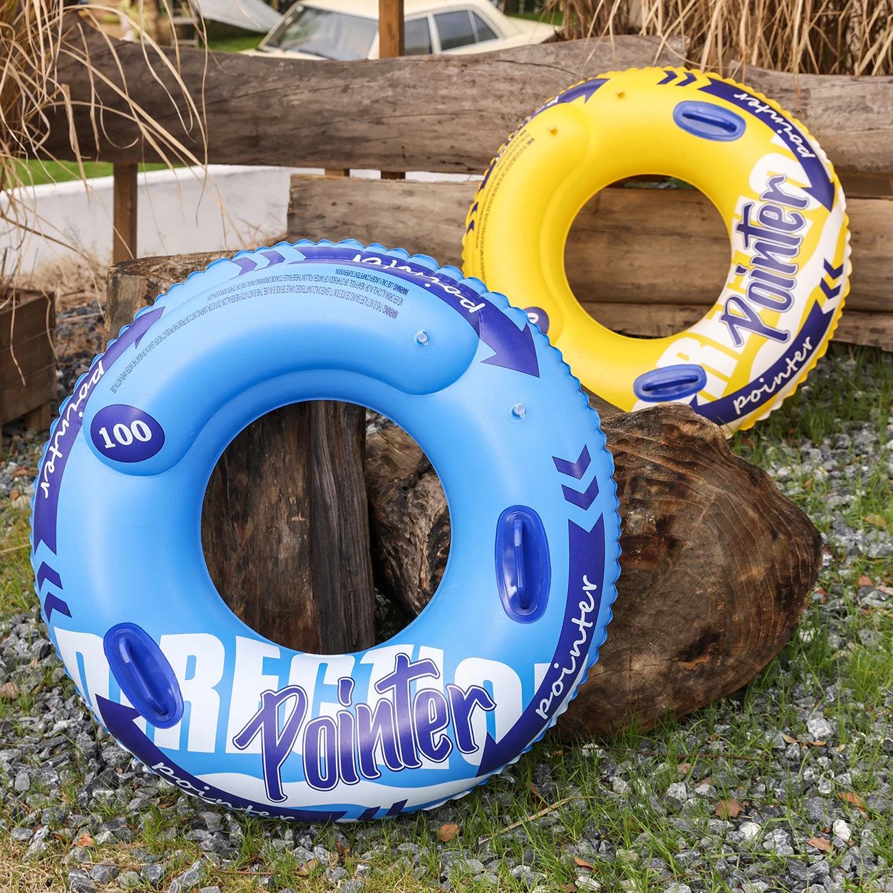 Bouée gonflable double anneau bleue en piscine